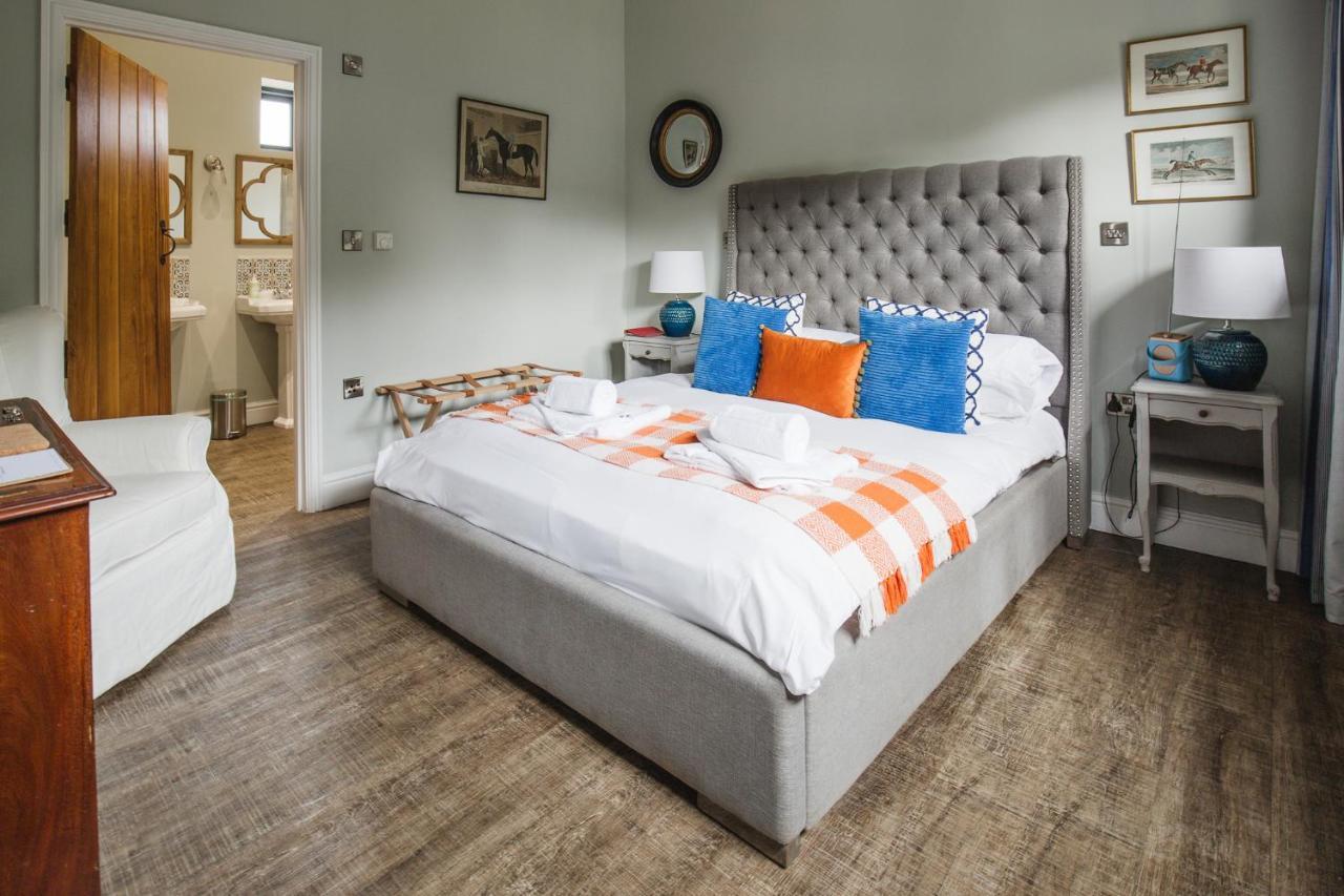 The George Inn Barford St Michael ภายนอก รูปภาพ A bedroom at The Old Rectory