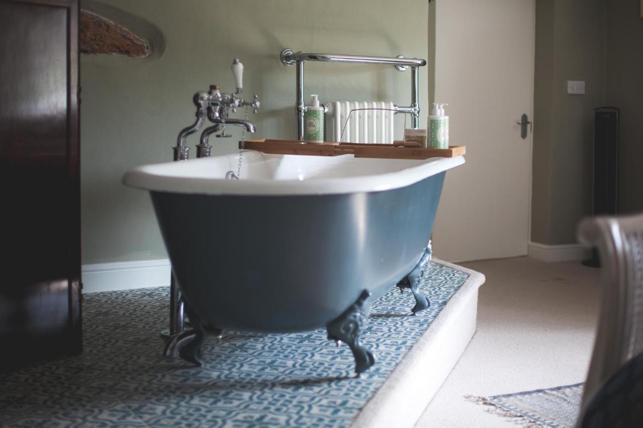 The George Inn Barford St Michael ภายนอก รูปภาพ A freestanding bathtub