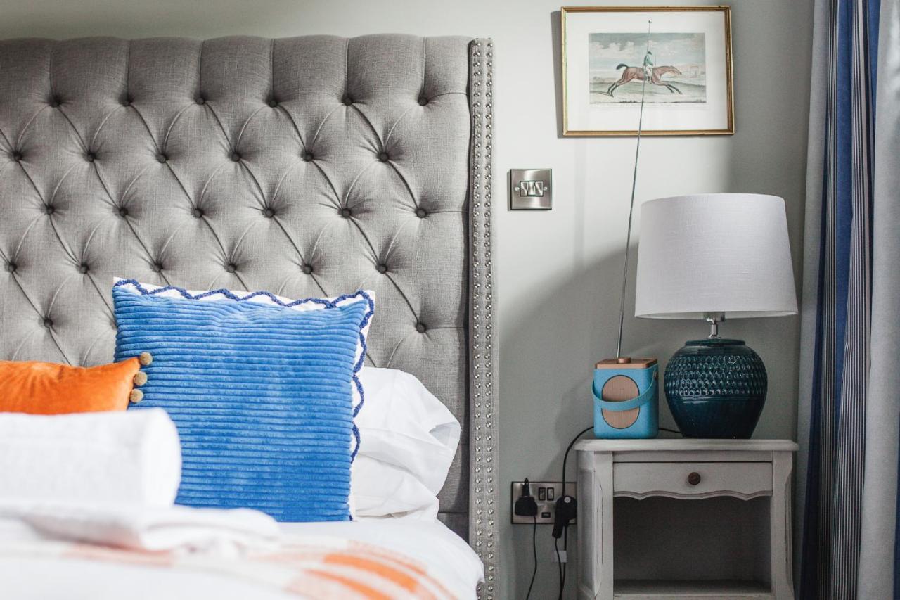 The George Inn Barford St Michael ภายนอก รูปภาพ A bedroom with a bedside table