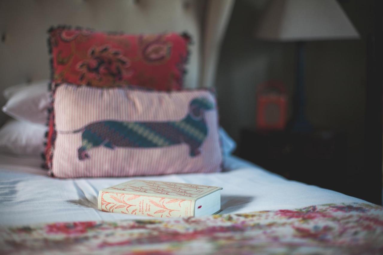 The George Inn Barford St Michael ภายนอก รูปภาพ A book on a bed