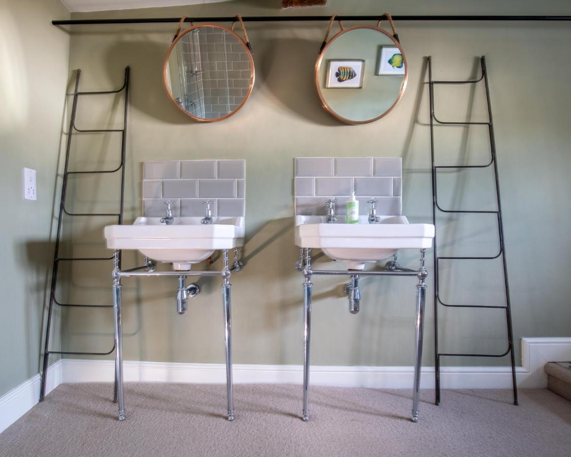 The George Inn Barford St Michael ภายนอก รูปภาพ A pair of decorative metal ladders
