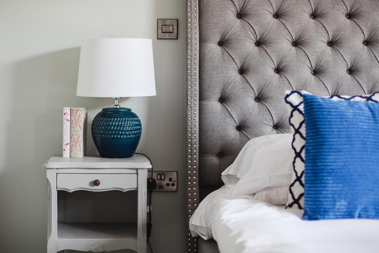 The George Inn Barford St Michael ภายนอก รูปภาพ A bedside table