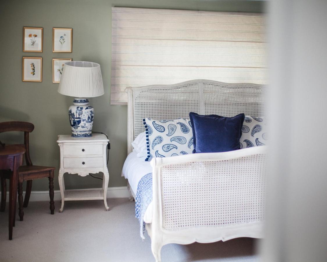 The George Inn Barford St Michael ภายนอก รูปภาพ A bedroom with a blue and white color scheme