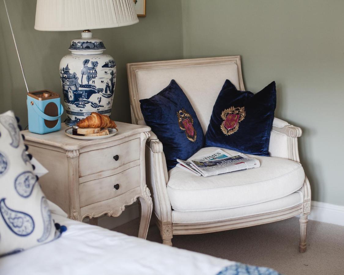 The George Inn Barford St Michael ภายนอก รูปภาพ A blue and white room