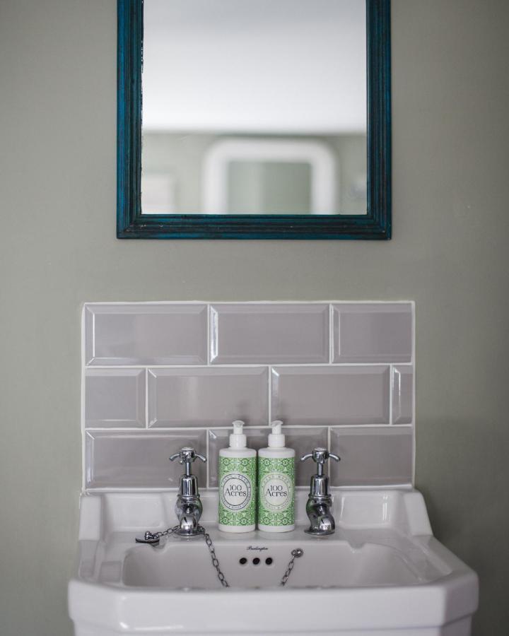 The George Inn Barford St Michael ภายนอก รูปภาพ Metro tiles in a bathroom