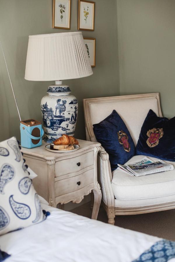 The George Inn Barford St Michael ภายนอก รูปภาพ A blue and white ginger jar