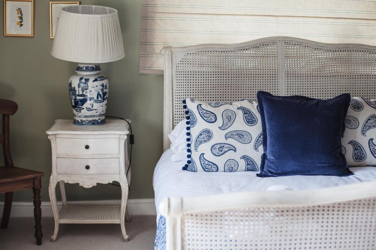 The George Inn Barford St Michael ภายนอก รูปภาพ A blue and white bedroom