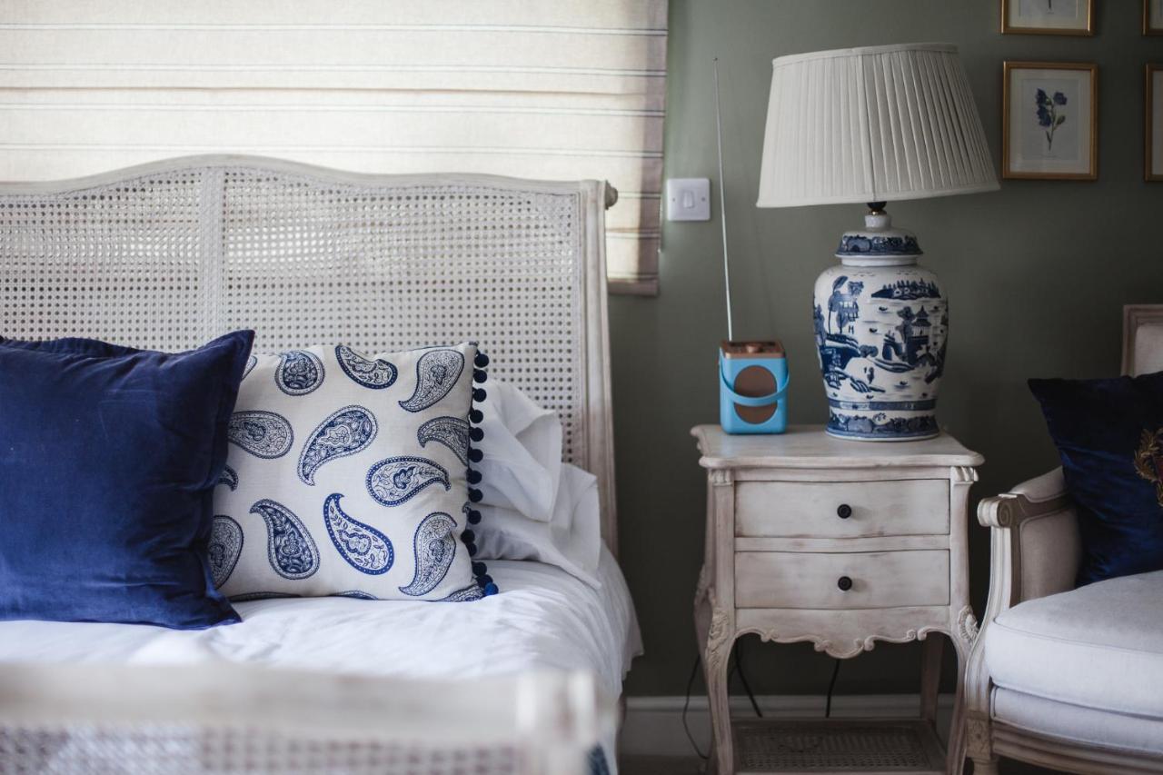 The George Inn Barford St Michael ภายนอก รูปภาพ A bedroom with a blue and white colour scheme