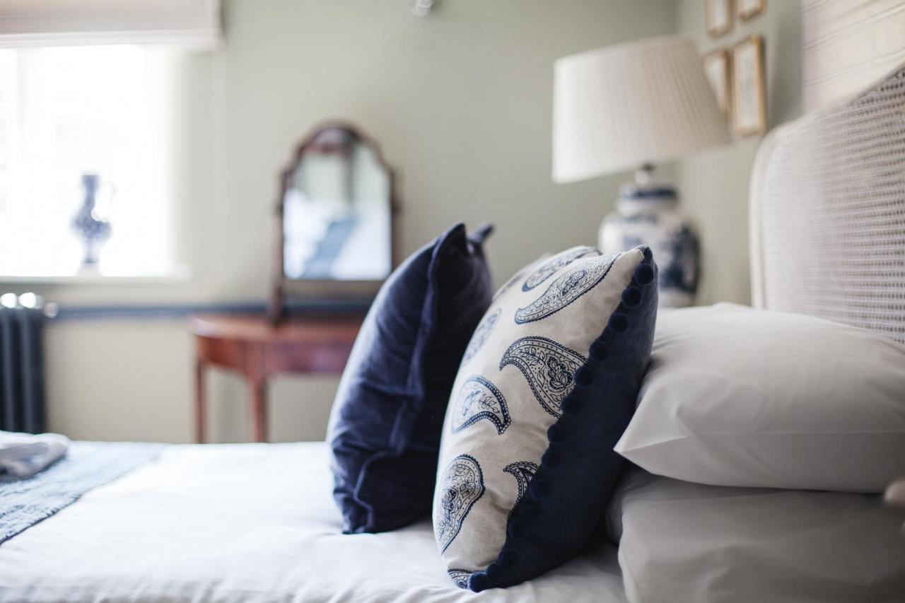 The George Inn Barford St Michael ภายนอก รูปภาพ A bed with cushions