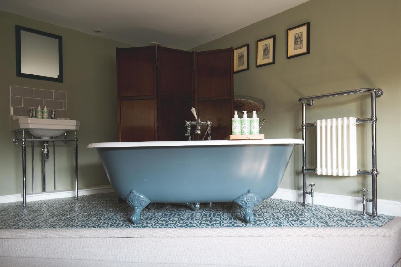 The George Inn Barford St Michael ภายนอก รูปภาพ A freestanding bathtub