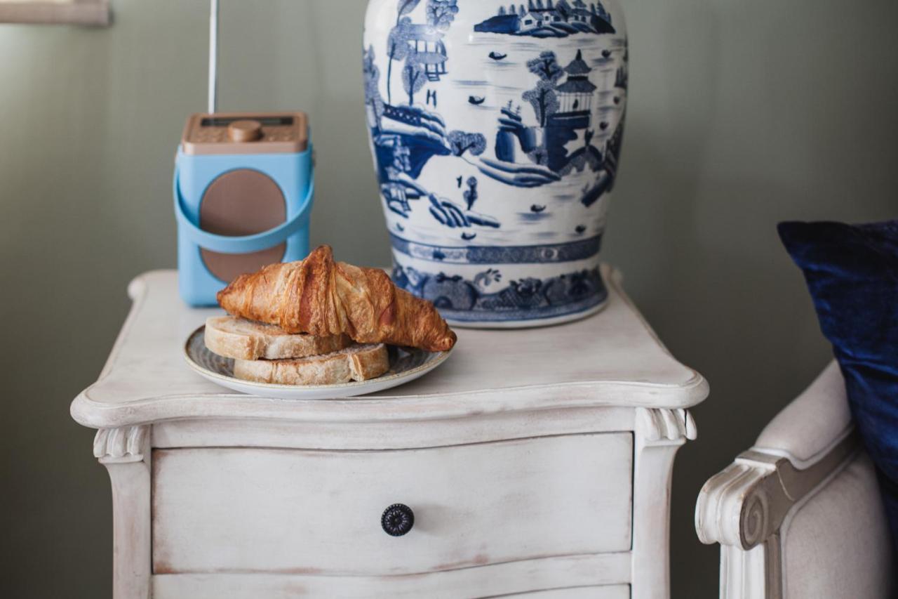 The George Inn Barford St Michael ภายนอก รูปภาพ A croissant