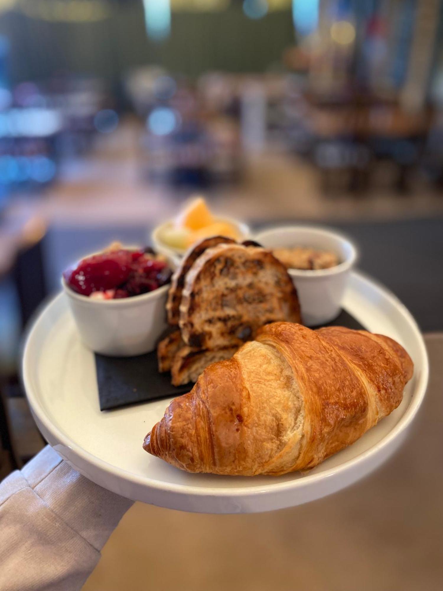 The George Inn Barford St Michael ภายนอก รูปภาพ Croissant and jam