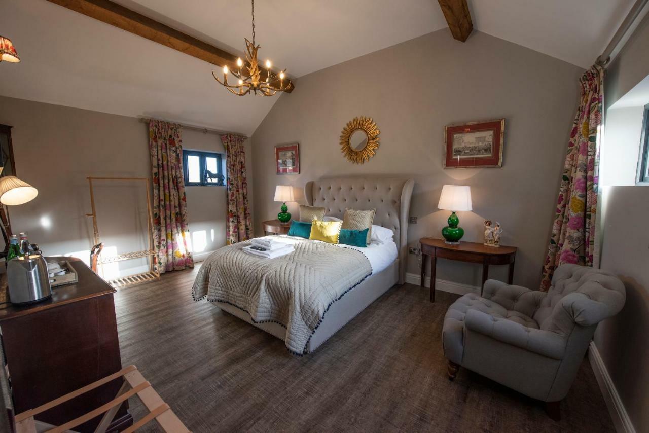 The George Inn Barford St Michael ภายนอก รูปภาพ The bedroom at The Old School House