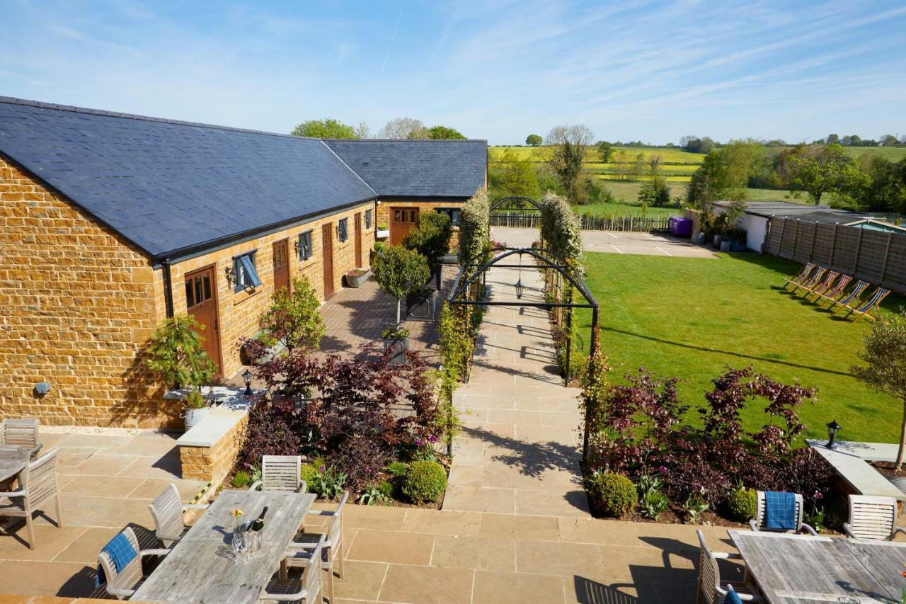 The George Inn Barford St Michael ภายนอก รูปภาพ The courtyard at the Old Stables